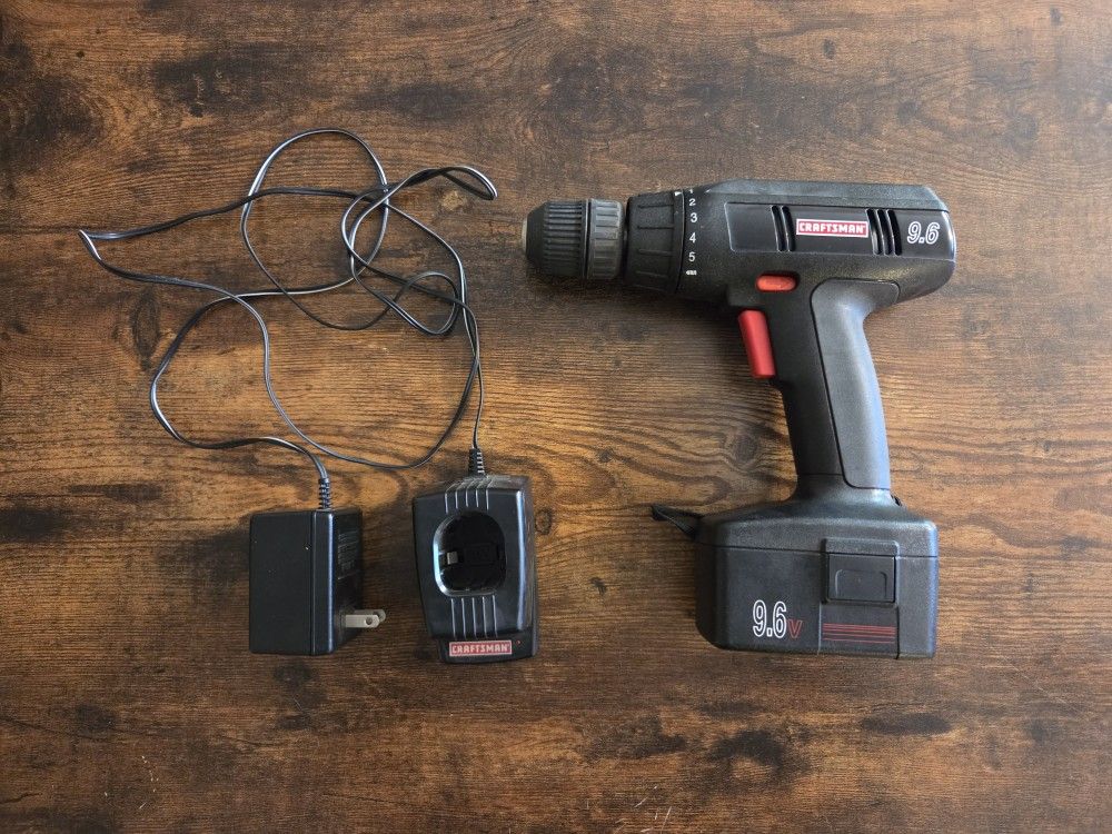 Craftsman 9.6V cordless drill kit, With Rechargeable Battery And Charger 
