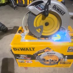 DEWALT 20V MAX Cordless Brushless 7-1/4 in. Sidewinder Style Circular Saw with FLEXVOLT ADVANTAGE (Tool Only)