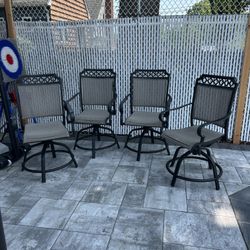 4 Counter Height Bar Stools.. 