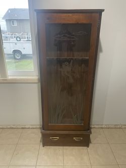 Rifle Cabinet.  Good condition conditions with the key.