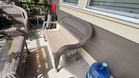 4-Piece All-Weather Wicker Patio Conversation Set – Excellent Condition