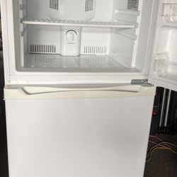 Magic Chef 9.9 cu. ft. Top Freezer Refrigerator 