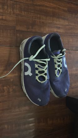 Oncloud running shoes size 10