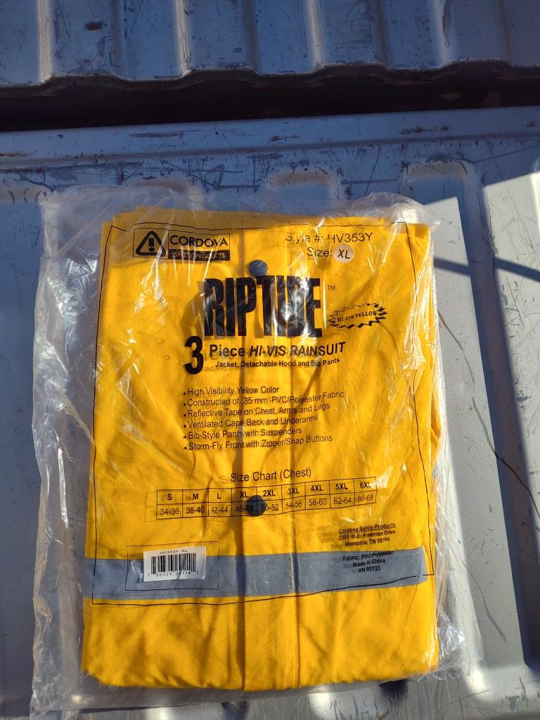 RAIN SUIT TOP AND BOTTOM SIZE: XL FOR $10