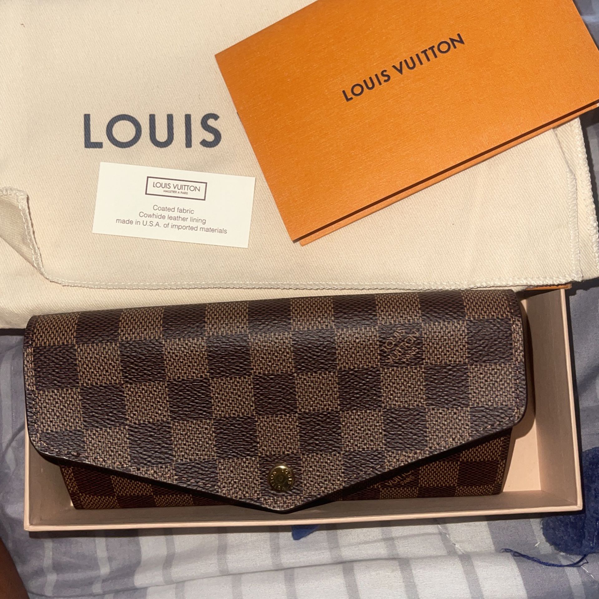 Louis Vuitton Women's Zipper Wallet for Sale in The Bronx, NY - OfferUp