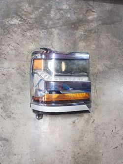2016 - 2018 Chevy Silverado Right Headlight $