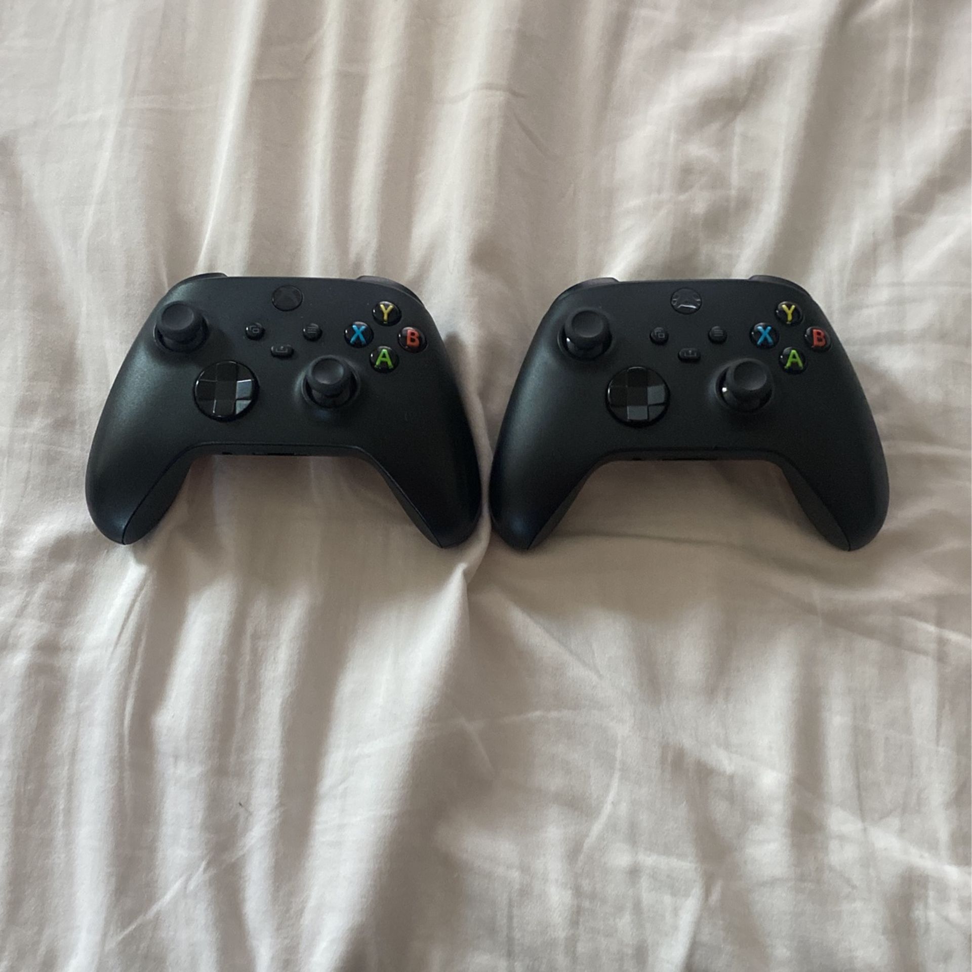 2 Xbox Series X Wireless Controllers