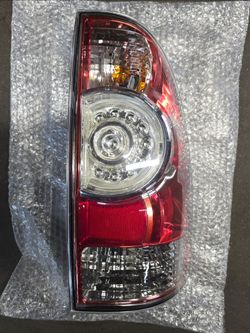 Toyota Tacoma RH taillight