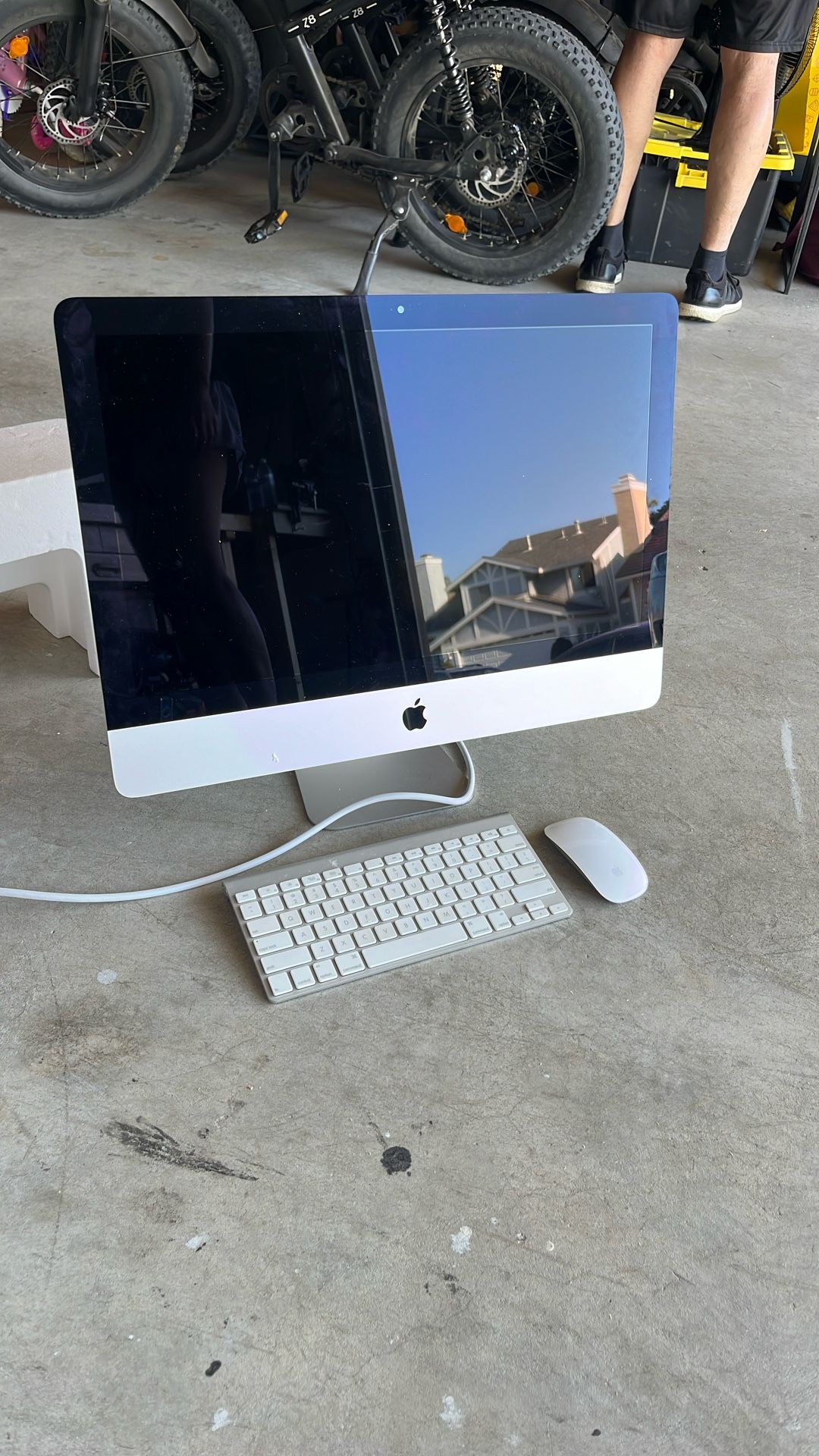 iMac 21.5” w/ Mouse & Keyboard