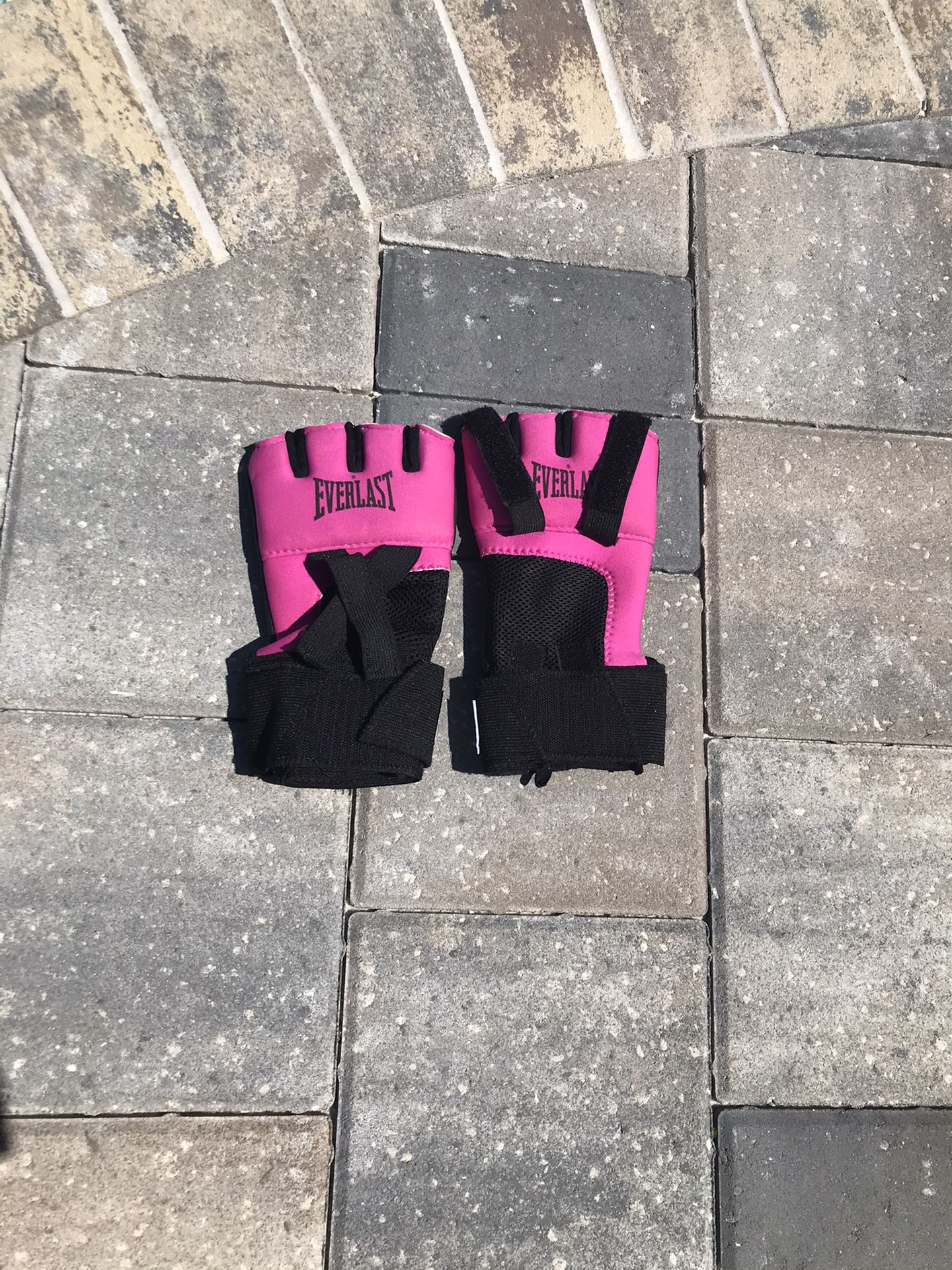 Women’s Everlasting MMA hLf ginger punching ball gloves in pink.