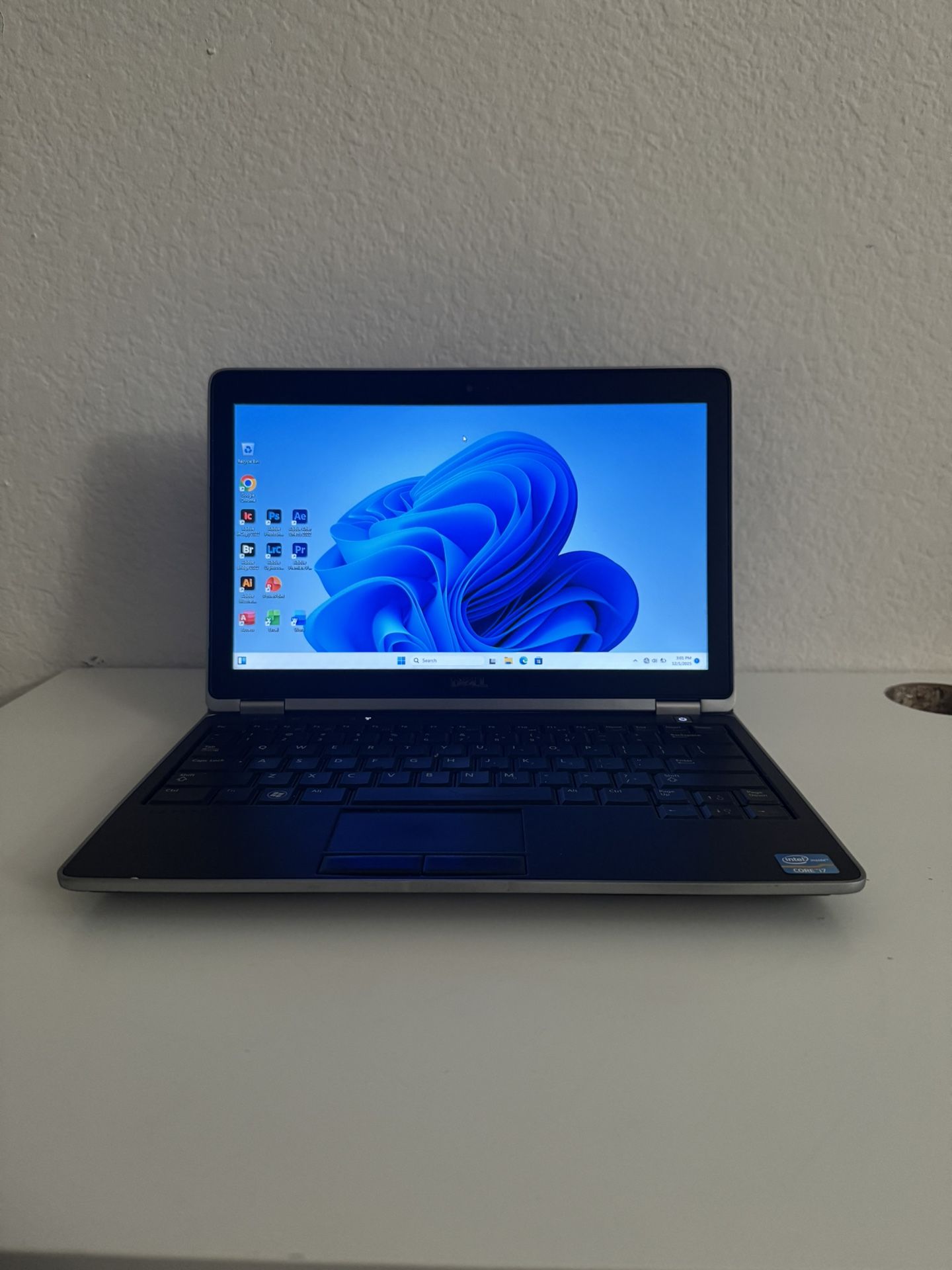 Dell 13 inch Laptop i7 8GB RAM 500GB hard drive –Windows 11 Pro+Adobe Suite+MS Office. Or best offer