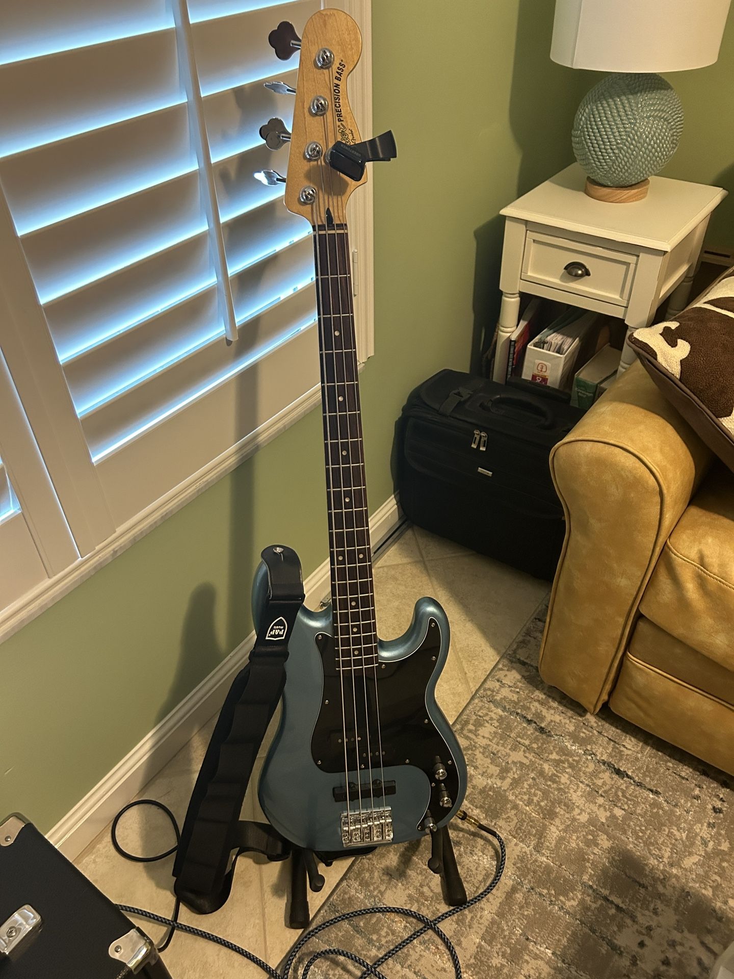 Fender Bass Guitar W/Amp, Stand & Soft Case