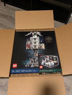 Lego Harry Potter Gringotts Wizarding Bank set 76417 and GWP Scully’s Lab