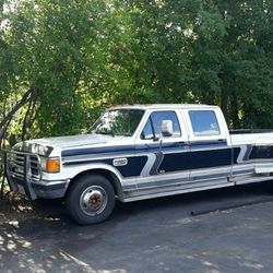 Ford F-350 XLT Lariat Pick Up Truck.