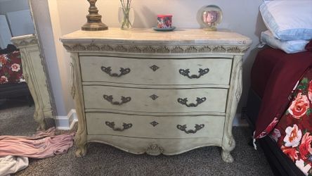 Beautiful dresser. Perfect condition
