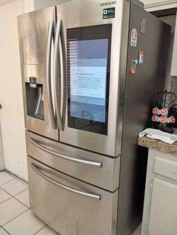 Refrigerator with screen Samsung