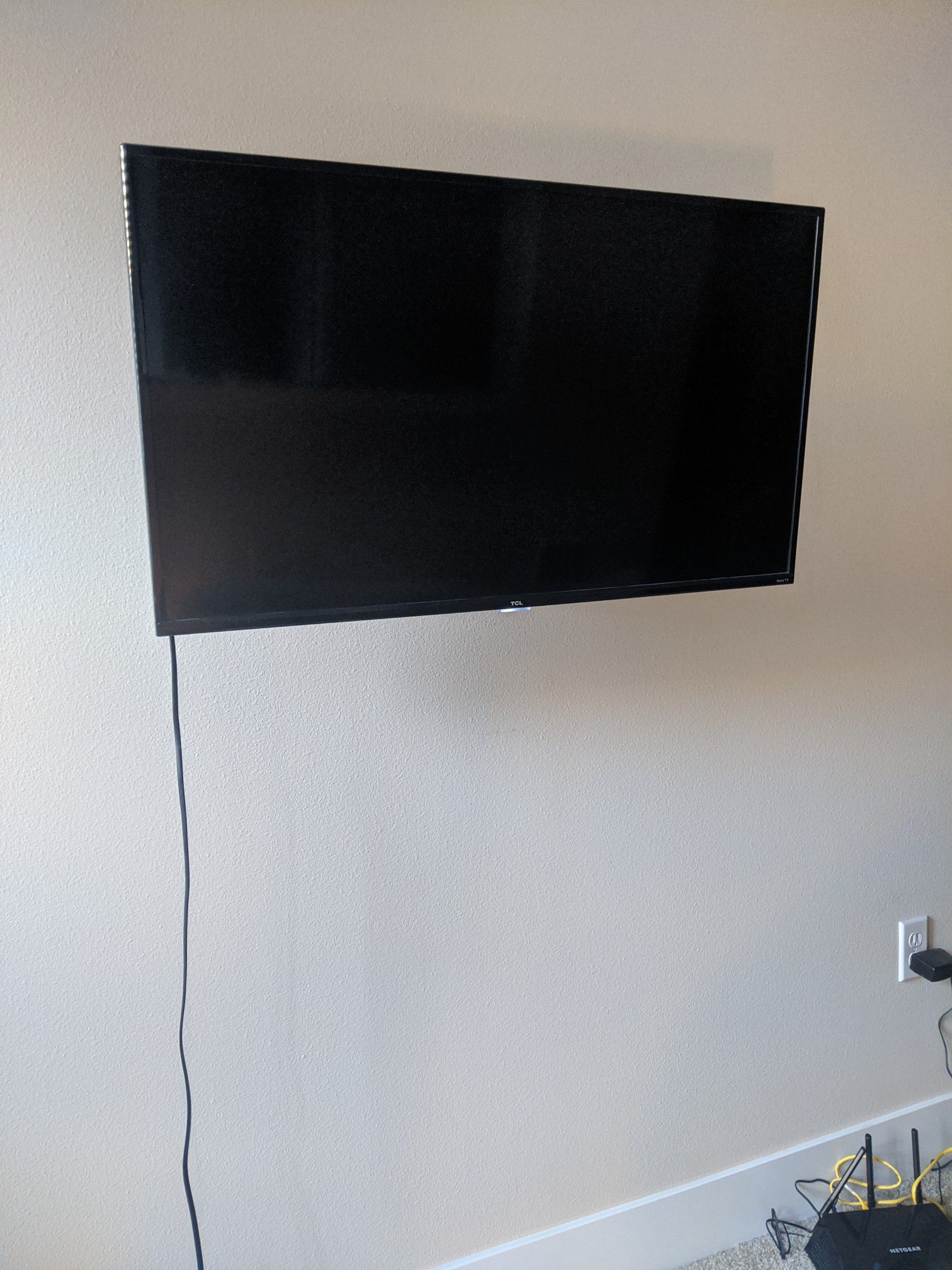 40 inch TLC Roku Flat Screen TV and Wall Mount