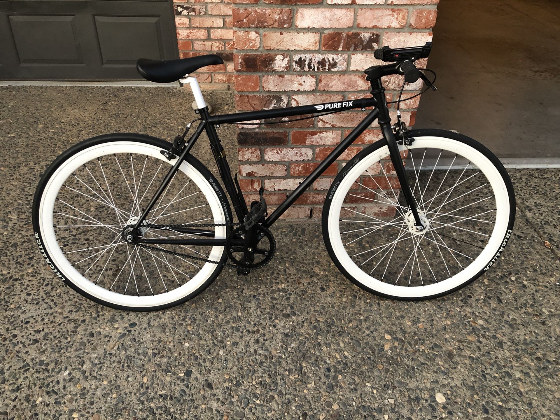 Pure fix medium sized fixed gear black/white