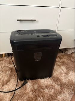 Staples 8-Sheet Cross-Cut Personal Shredder