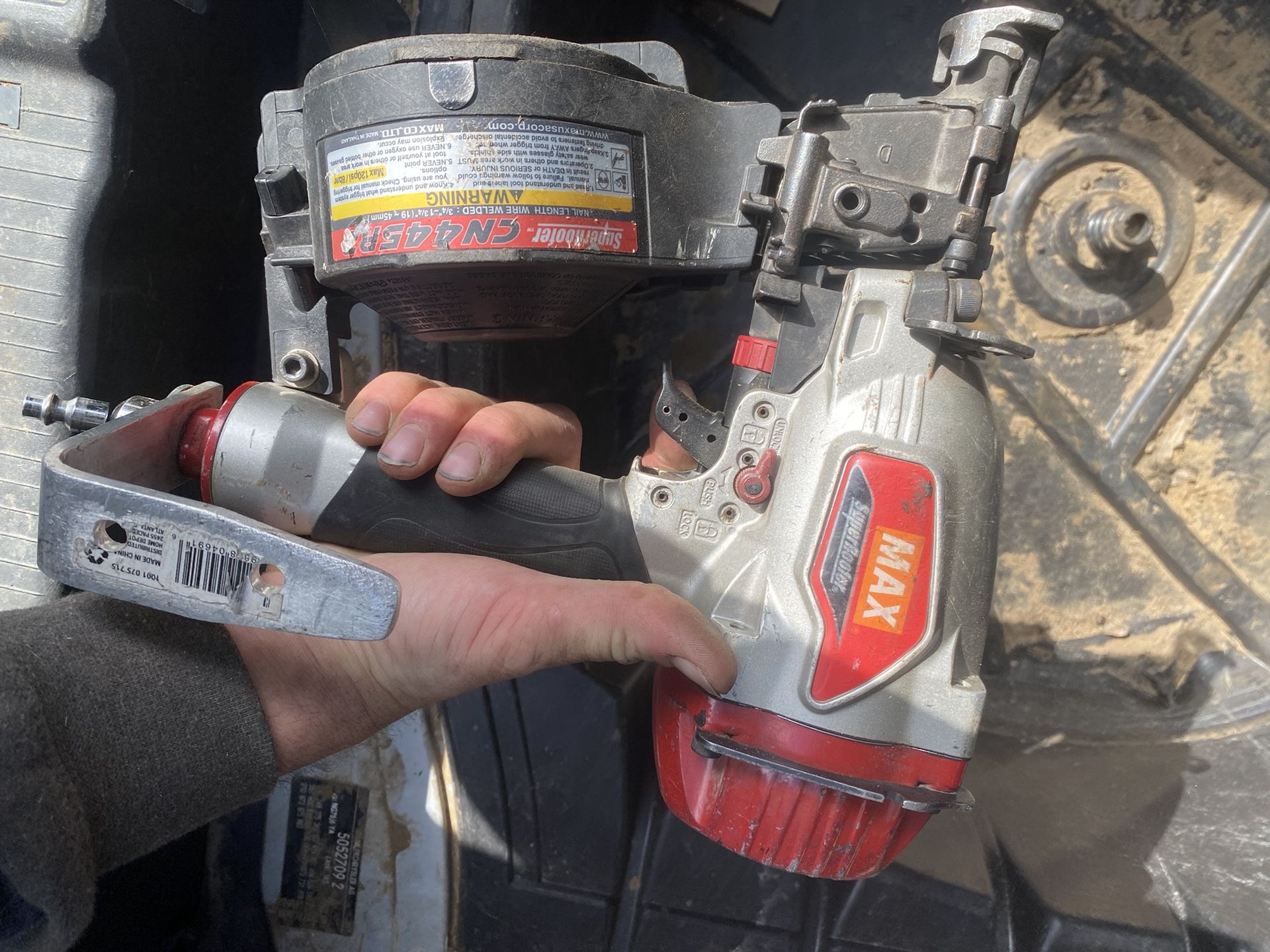 Max Pneumatic Roofing Nailer