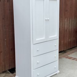 Wardrobe \ Armoire Chest 