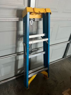 Werner 4-Ft Fiberglass Step Ladder - 250 Ib Capacity - Excellent Condition
