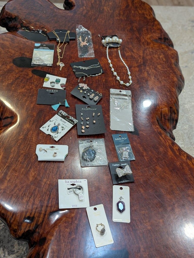 Mixed lot of new Jewelry Necklaces Pendants Earrings Rings