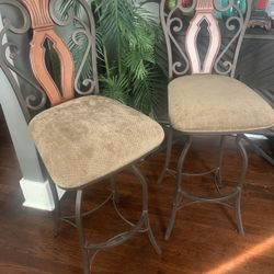 Barstool bar stools (2) Metal and wood Swivel Minson / Bar height  seat@31 $120 for both 