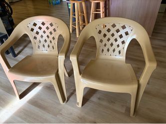 Set of 2 plastic chairs