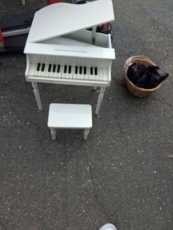Mini  grand PIANO WHITE WITH BENCH