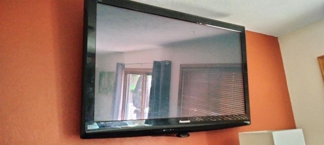 FREE Working 50'' TV With Wall Mount