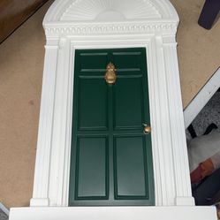 Byers Choice Accessory 2018 Green Door with Pineapple Knocker & Brass Knob 