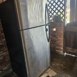 Fridgidaire refrigerator 2 door