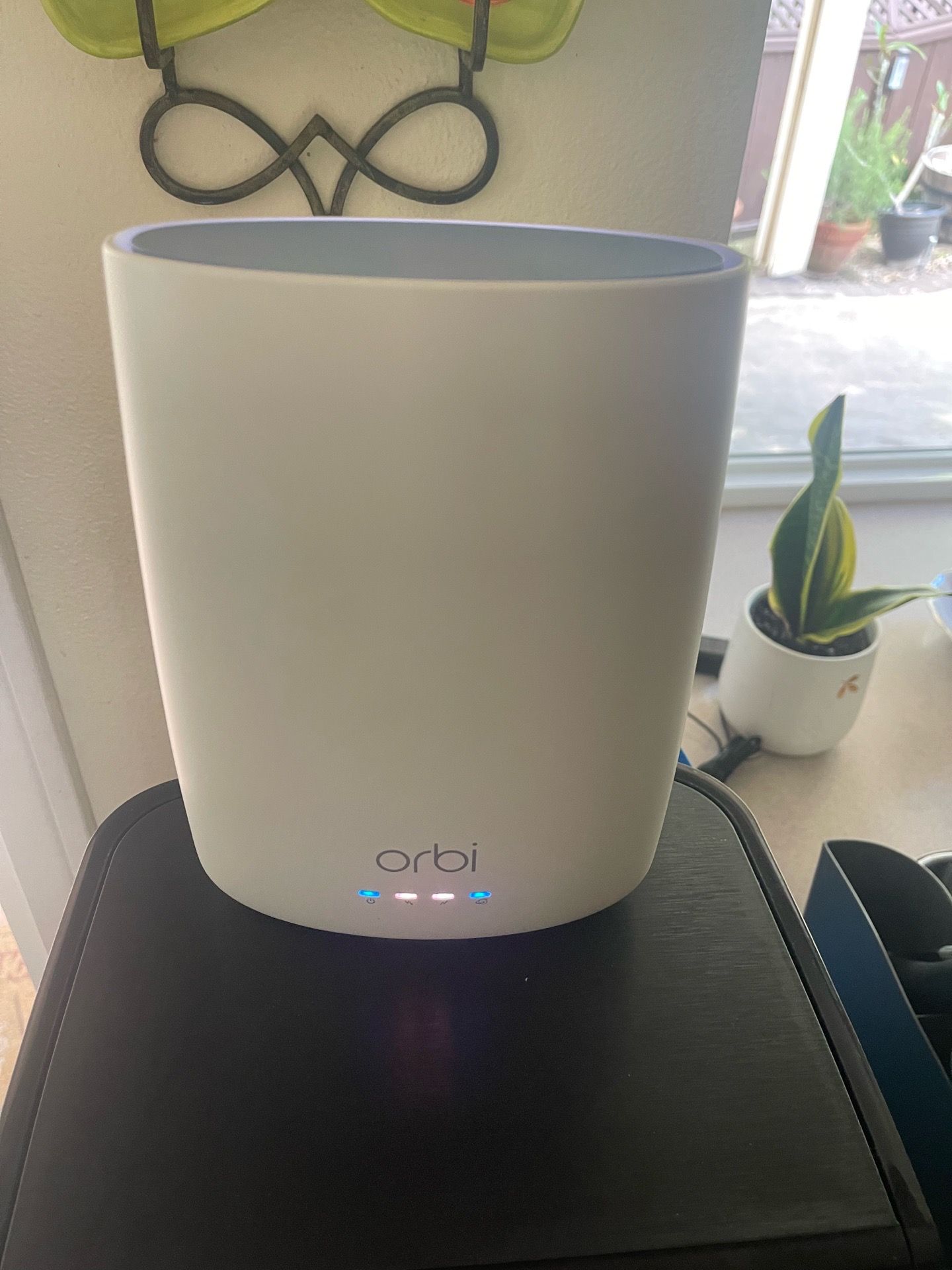 Orbi WiFi Router netgear 2.2 gbps covers 2000 square feet home cable modem tri-band WiFi router