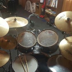 pearl visions exotic finish plus 6 Zildjian cymbals and 1 Paiste