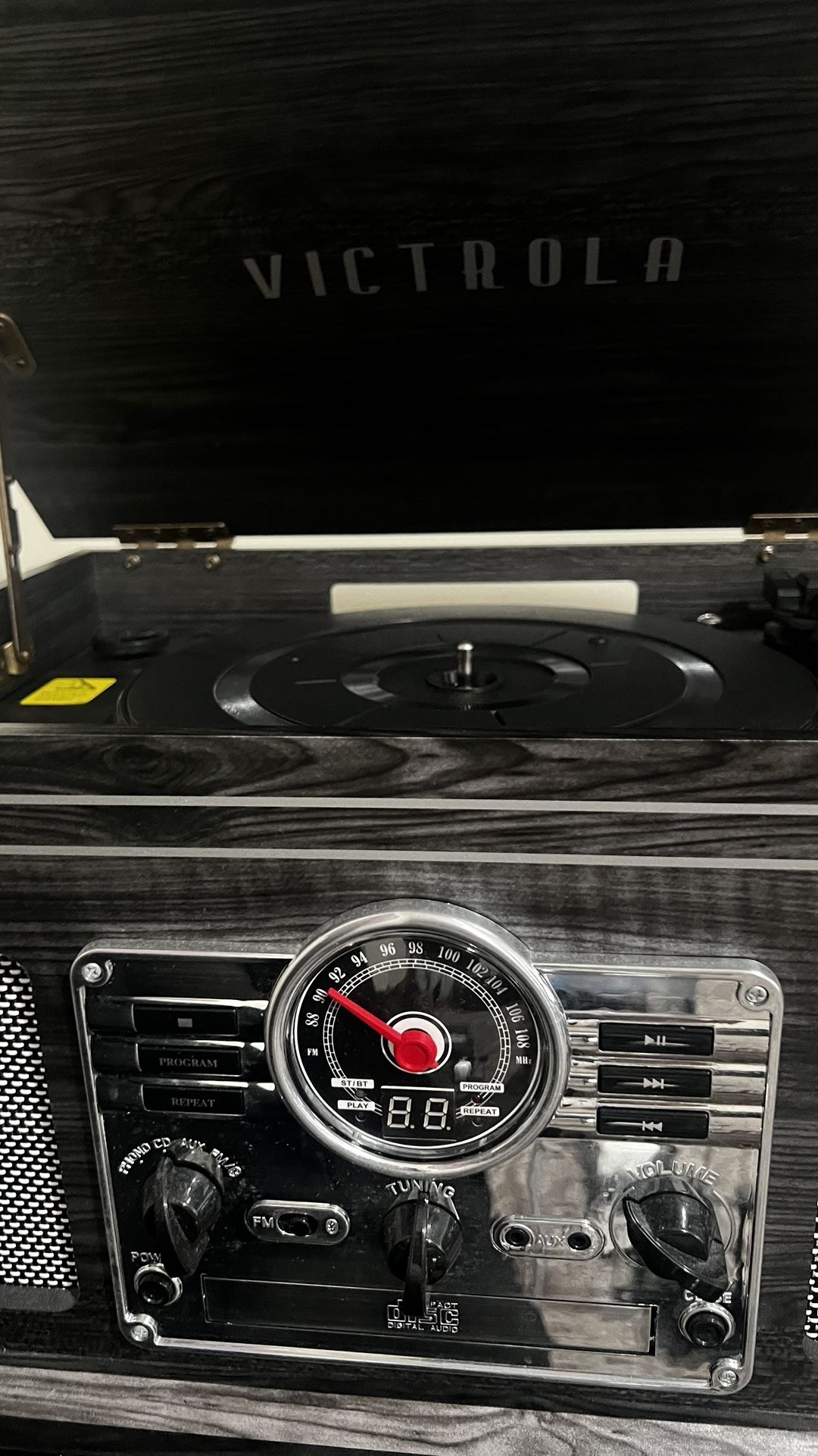 Vitrola LP, CD, cassette player and AM/FM radio. Bluetooth and aux. 