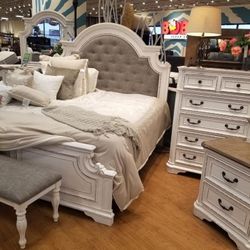 ‼️Brand New White Antique Bedroom Set 4 PIECE ‼️