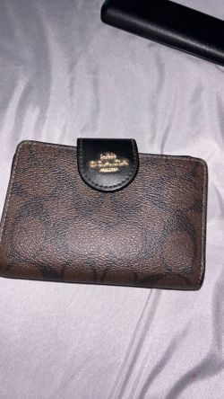 COACH Medium Corner Zip Wallet