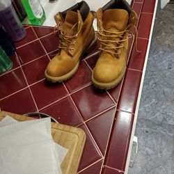 I HAVE A NICE PAIR OF WOMEN BOOTS!  