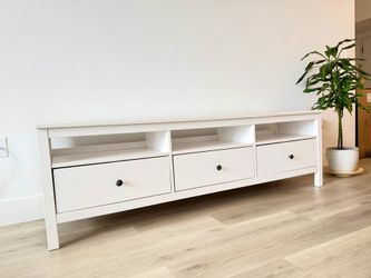 MOVING LIQUIDATION - SOLID WOOD TV BENCH IN PRISTINE CONDITION!