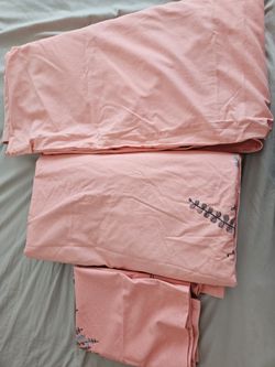 Brand new set of large beding including flat sheet, zipped comforter cover, 2 pillow cases