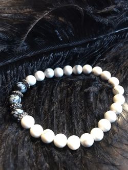 Handmade Howlite Bracelet with Snowflake Jasper detail