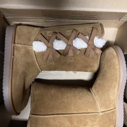 UGG BOOTS SIZE 4 **NEW**
