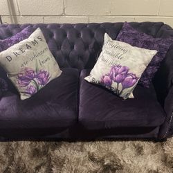 PURPLE COUCH WITH 4 PILLOWS 