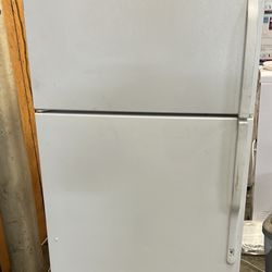 Apartment Size Refrigerator In Excellent Working Condition 