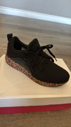 Woman’s shoe black with leopard
