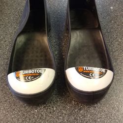 TURBO TOE. SYEEL TOE RUBBERS. SIZE.  SMALL. TOTAL SHOE. 10.5. INCHES
