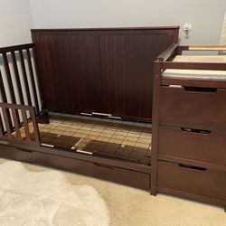 Graco Hadley 5-in-1 Convertible Crib & Changer With Drawer
