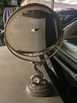 Old antique mirror(zooming)