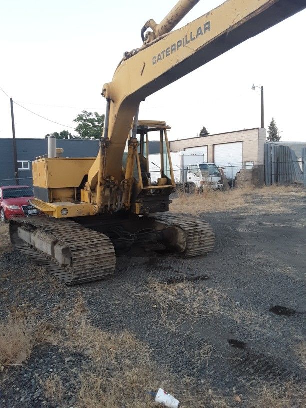 225 Cat Excavator